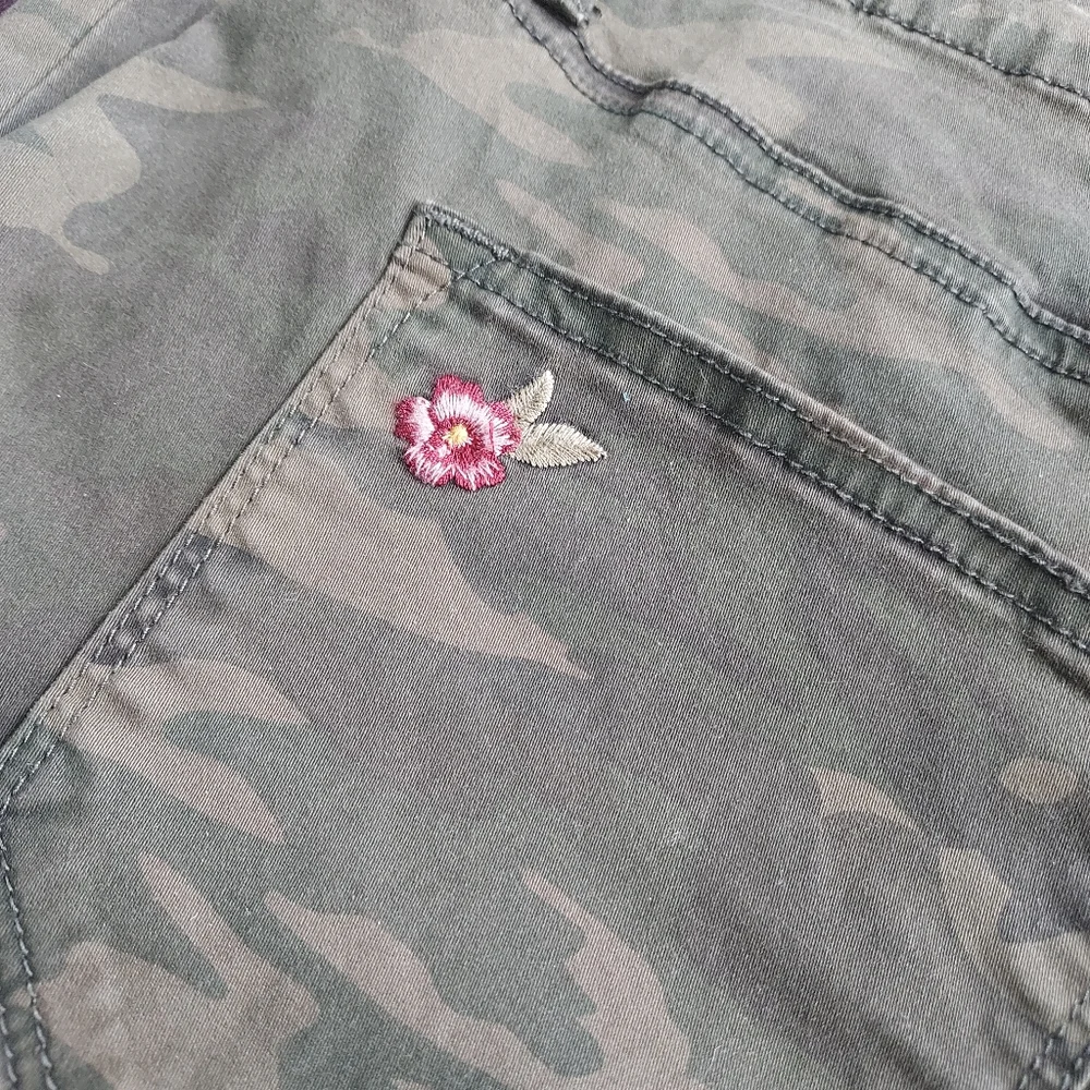 DRIFTWOOD Camouflage Straight Leg Jeans size 31 & 30 - Picture 7 of 12